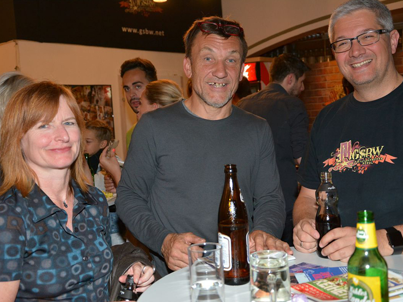 Bei der Premierenfeier: Anni und Helmuth A. Häusler mit Stuart Kugler, Obmann der Gaststubenbühne Wörgl (rechts).