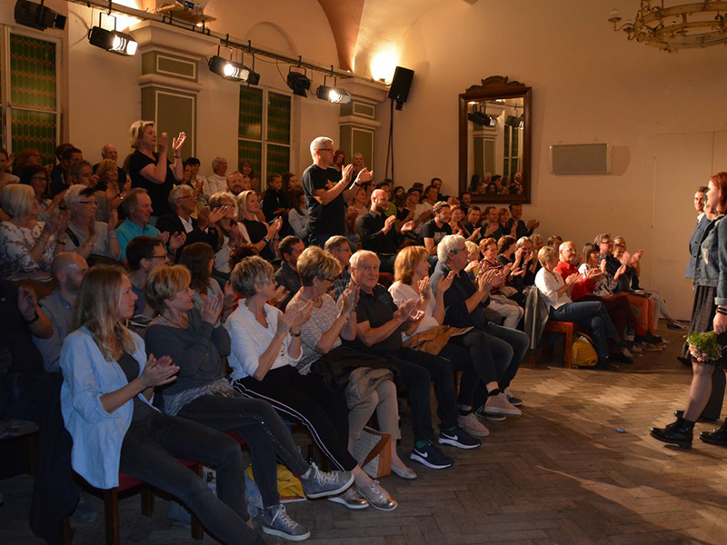 Ausverkaufte Premiere im Astnersaal von „Für Frieden und Freiheit.“