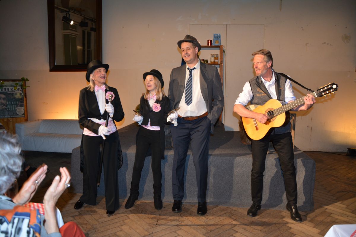 Musikalischer Schluss bei der Gaststubenbühnen-Produktion „Der Herr Karl“ – v.l. Susanne Vikoler, Emma und Jürgen Heiss und Markus Mitterer.