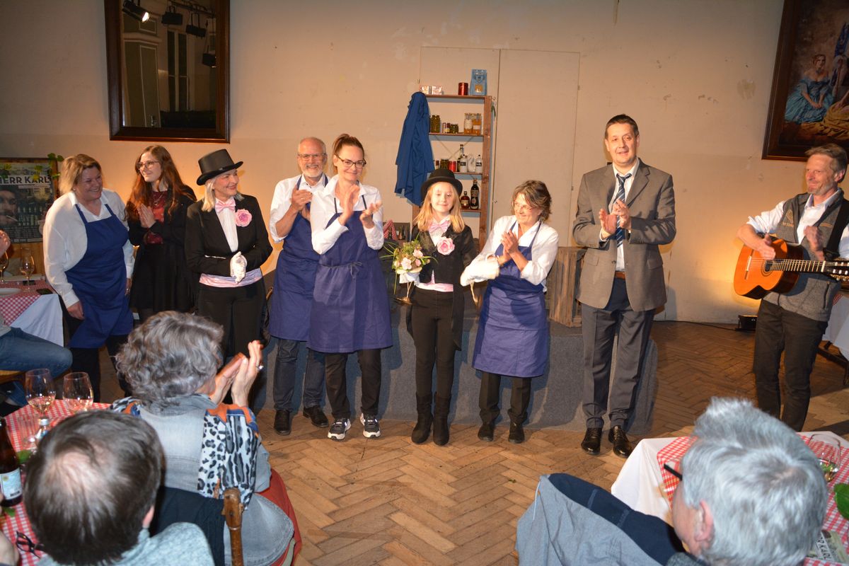 Viel Applaus fürs Team der Gaststubenbühne Wörgl bei der Premiere von „Der Herr Karl“ – v.l. Hildegard Etzelstorfer, Carmen Bichler/Saaltechnik, Susanne Vikoler, Regisseur Thomas Kraft, Birgit Hermann-Kraft, Emma Heiss, Priska Mey, Jürgen Heiss und Markus