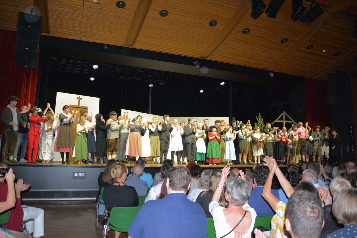 45 DarstellerInnen aus elf Bühnen gestalteten den unterhaltsamen Theaterabend "Allerhand Kreuzköpf" - eine zweifache Premiere bei den Tiroler Volksschauspielen.